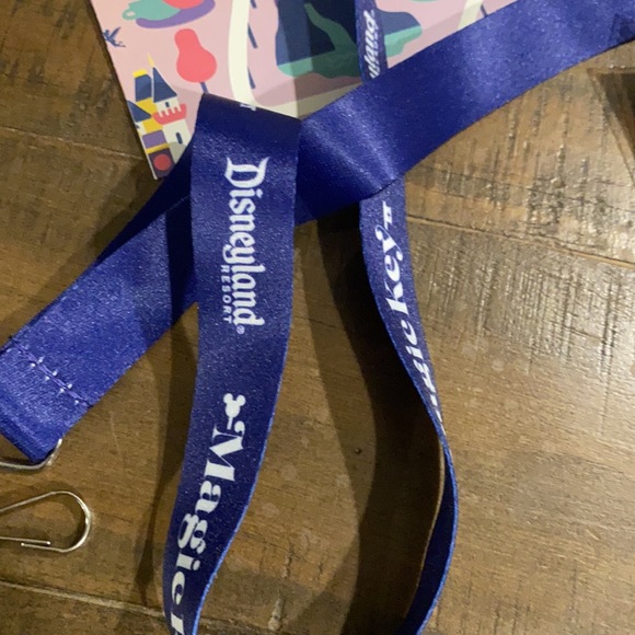 DISNEY Disneyland Magic Key Welcome Box - Picture 3 of 6